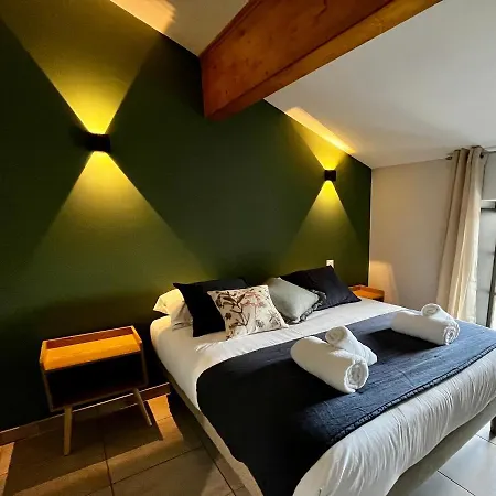 Les Demoiselles De La Tour ! Apartament