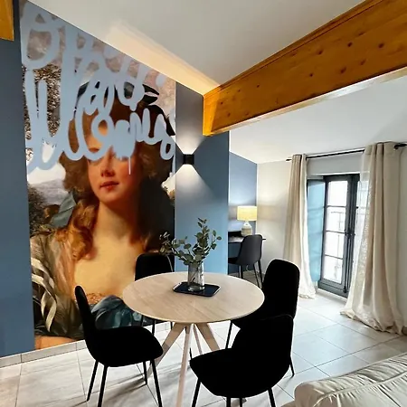 Les Demoiselles De La Tour ! Apartament